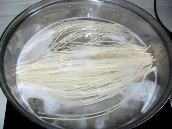 煮面条用热水还是冷水？答案意想不到